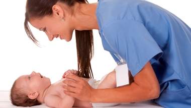 Czego można oczekiwać od położnej podczas pierwszej wizyty po narodzinach dziecka?